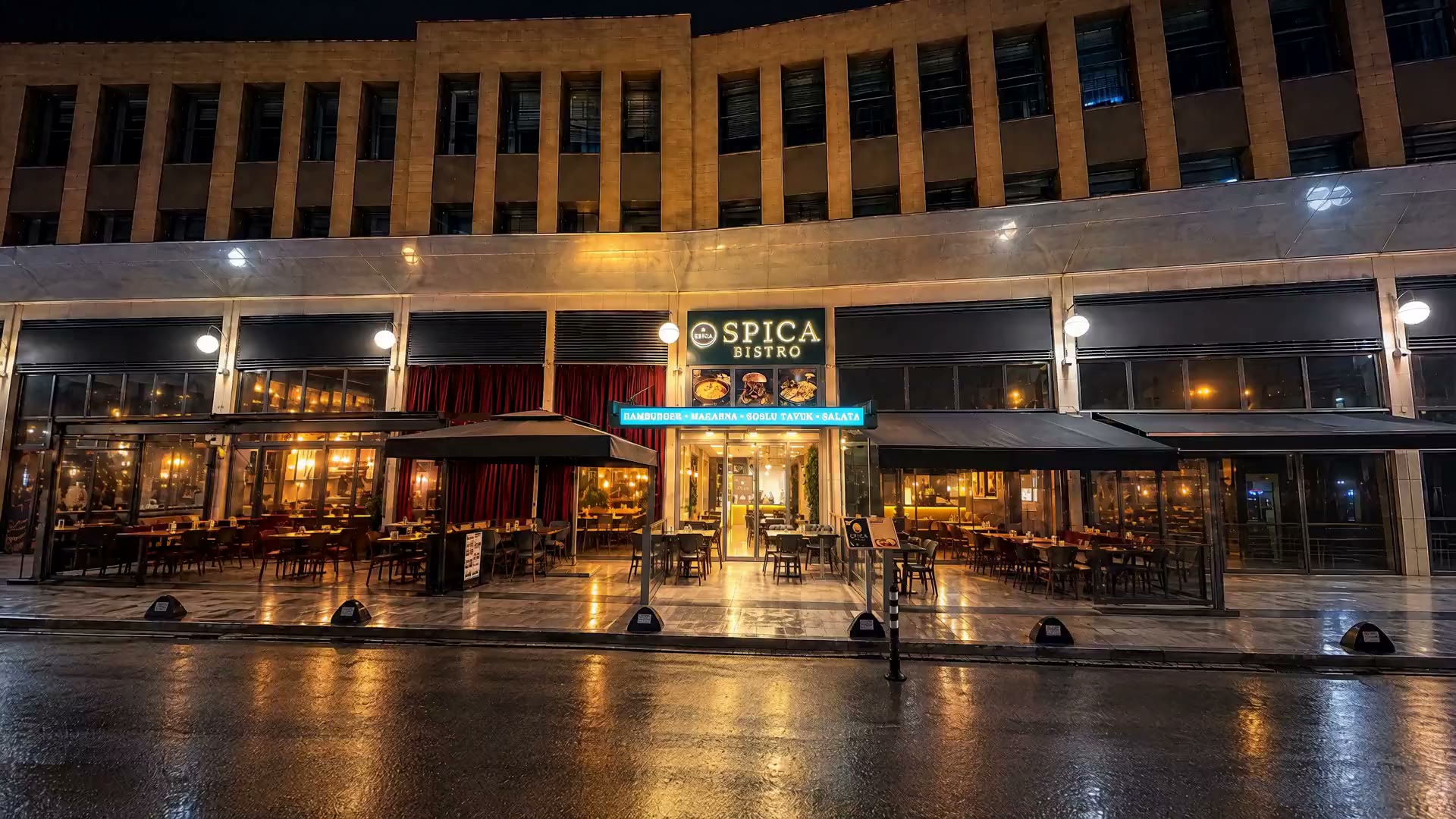 Gece, Nidapark Küçükyalı'daki Spica Bistro vitrini ve yeşil tabelası