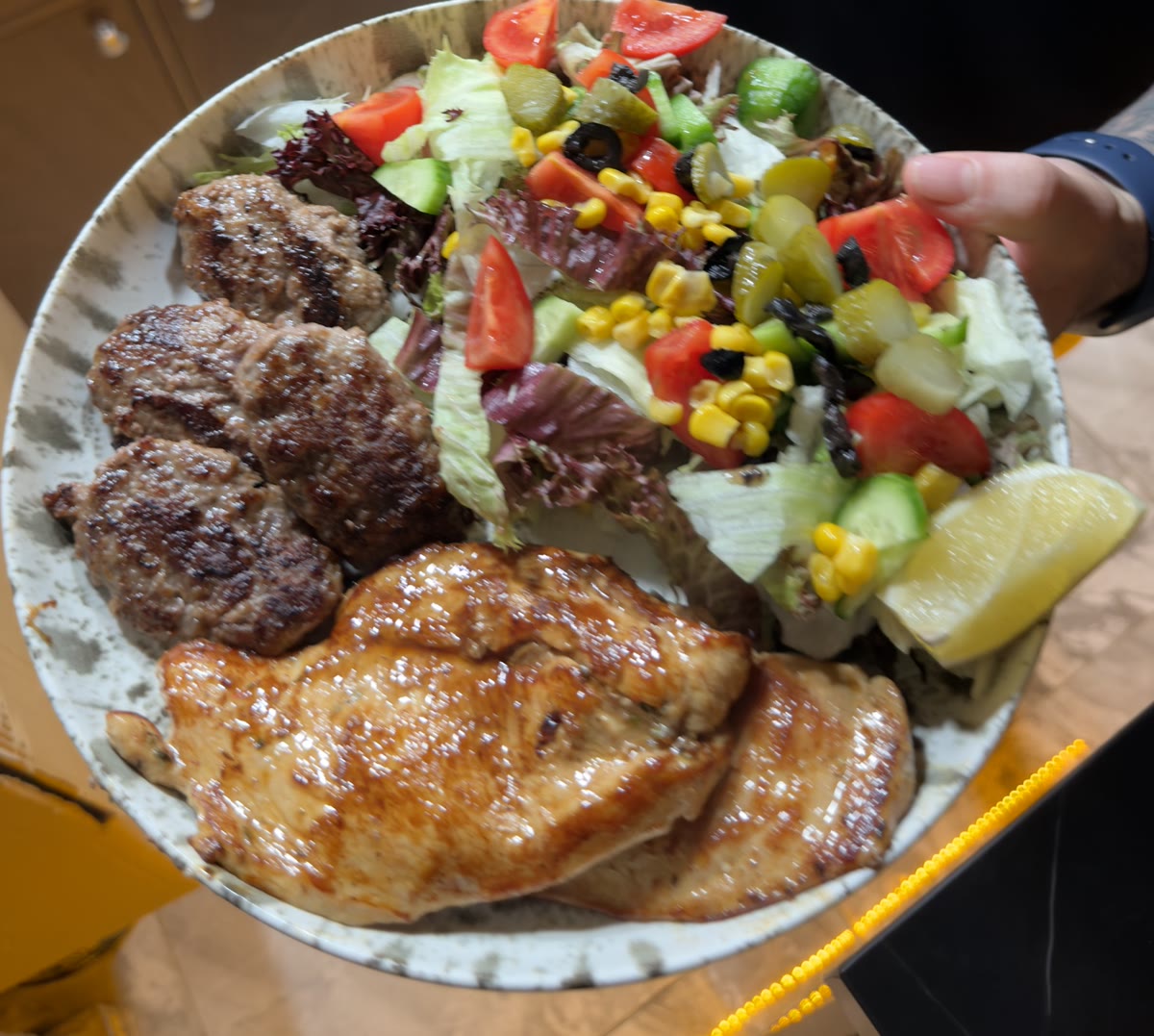 Spica Bistro'da ızgara köfte ve tavuk, yanında mevsim salatası