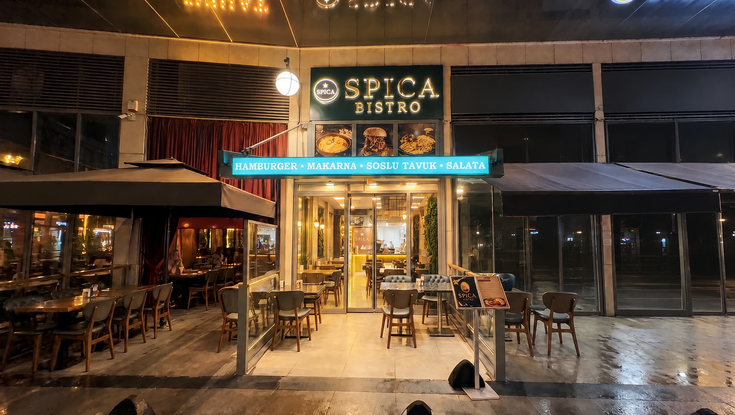 Spica Bistro'nun Nidapark Küçükyalı, Palladium Caddesi'ndeki girişi, gece
